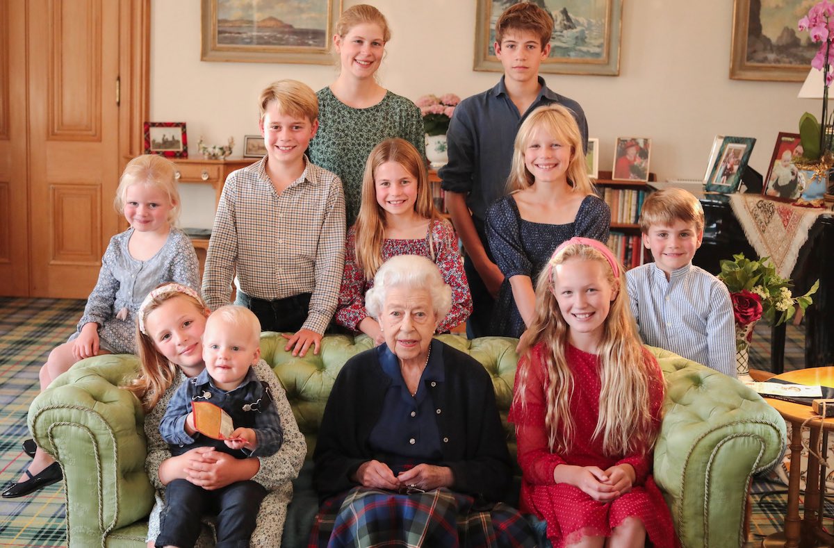 Queen Elizabeth mit ihren Enkelkindern und Urenkeln