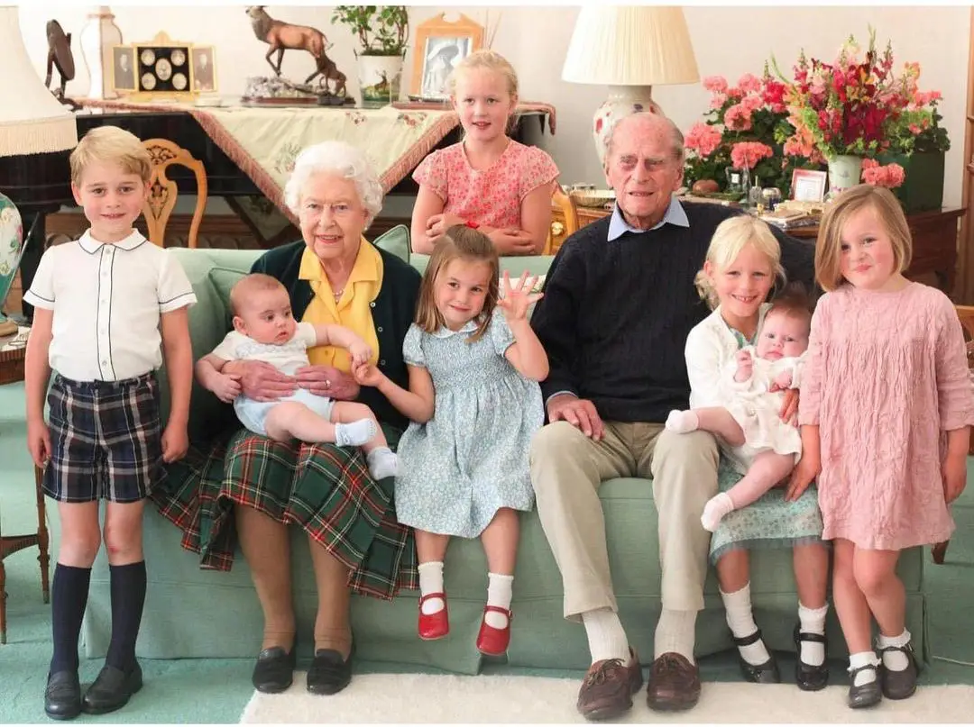 Queen Elizabeth und Prinz Philip mit ihren Enkelkindern