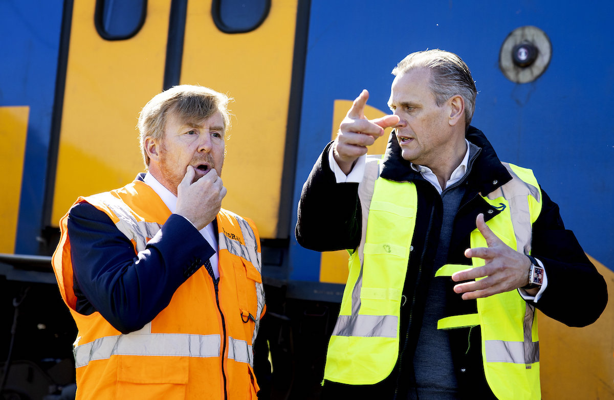 König Willem-Alexander besucht Unfallstelle des Zugunglücks