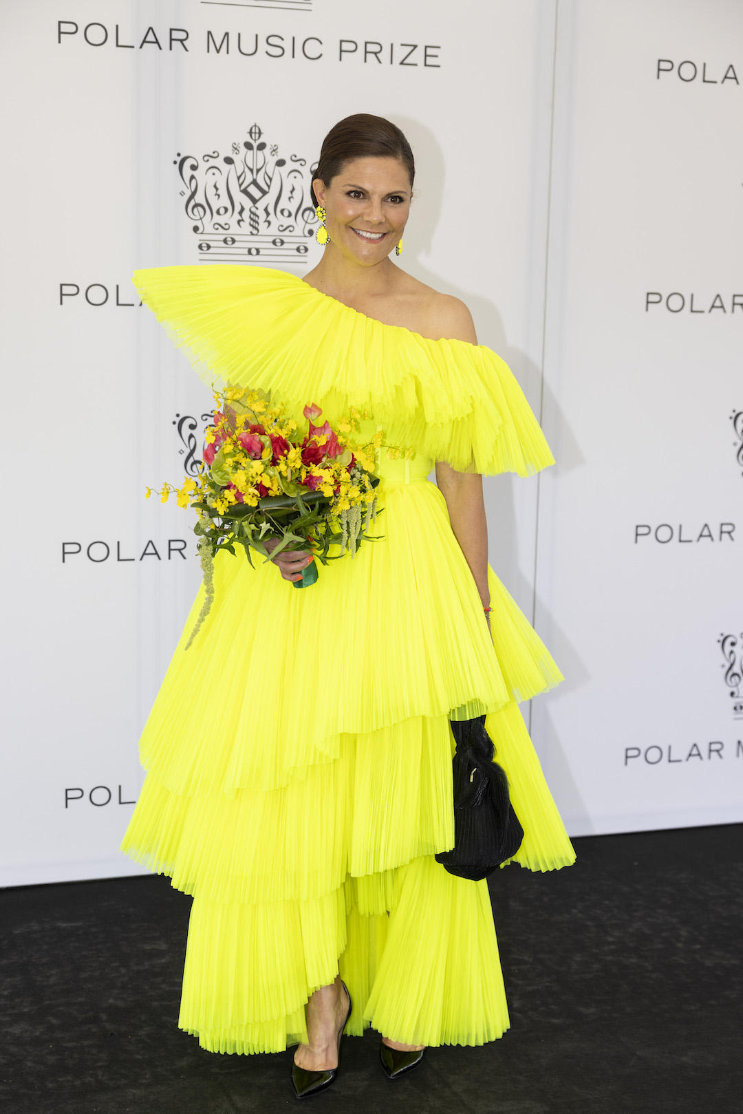 Kronprinzessin Victoria von Schweden trägt gelbes Kleid von H&M
