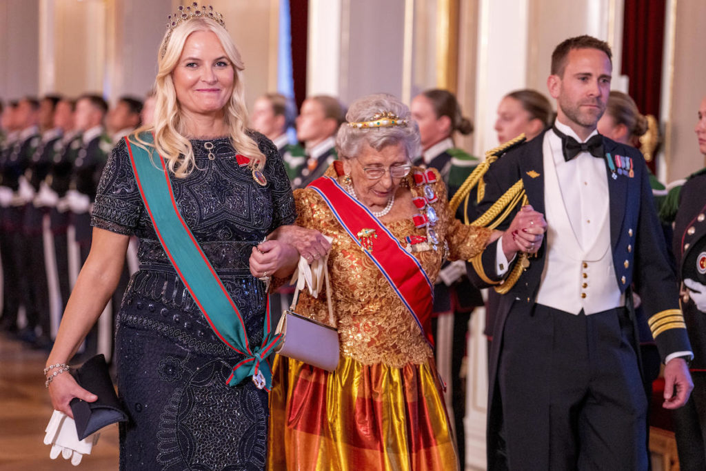 Kronprinzessin Mette-Marit und Prinzessin Astrid beim Gala-Dinner für den italienischen Präsidenten 2023