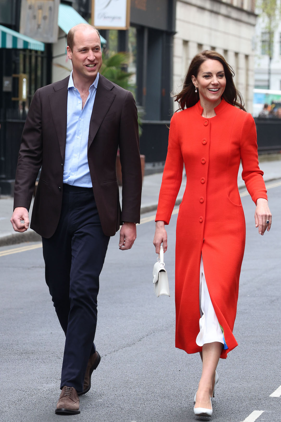 Prinzessin Kate trägt in Soho ein rotes Mantelkleid