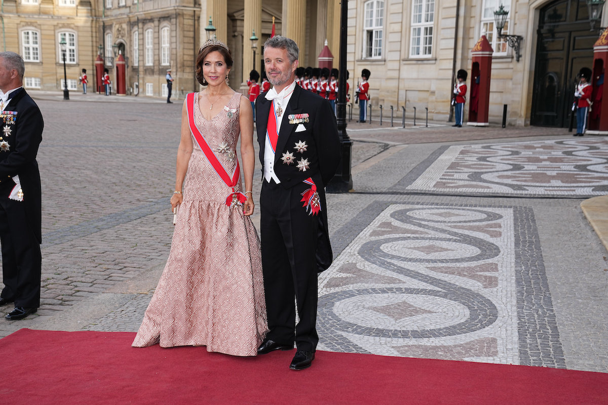 Kronprinzessin Mary im Kleid von Max Mara bei Dinner zu Ehren der norwegischen Royals