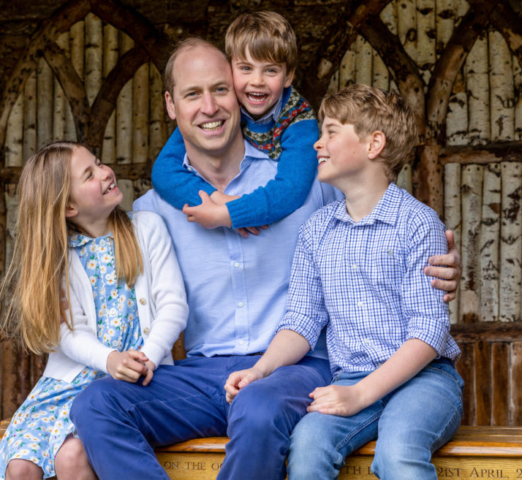 Prinz William posiert zum Vatertag 2023 mit seinen Kindern Charlotte, Louis und George