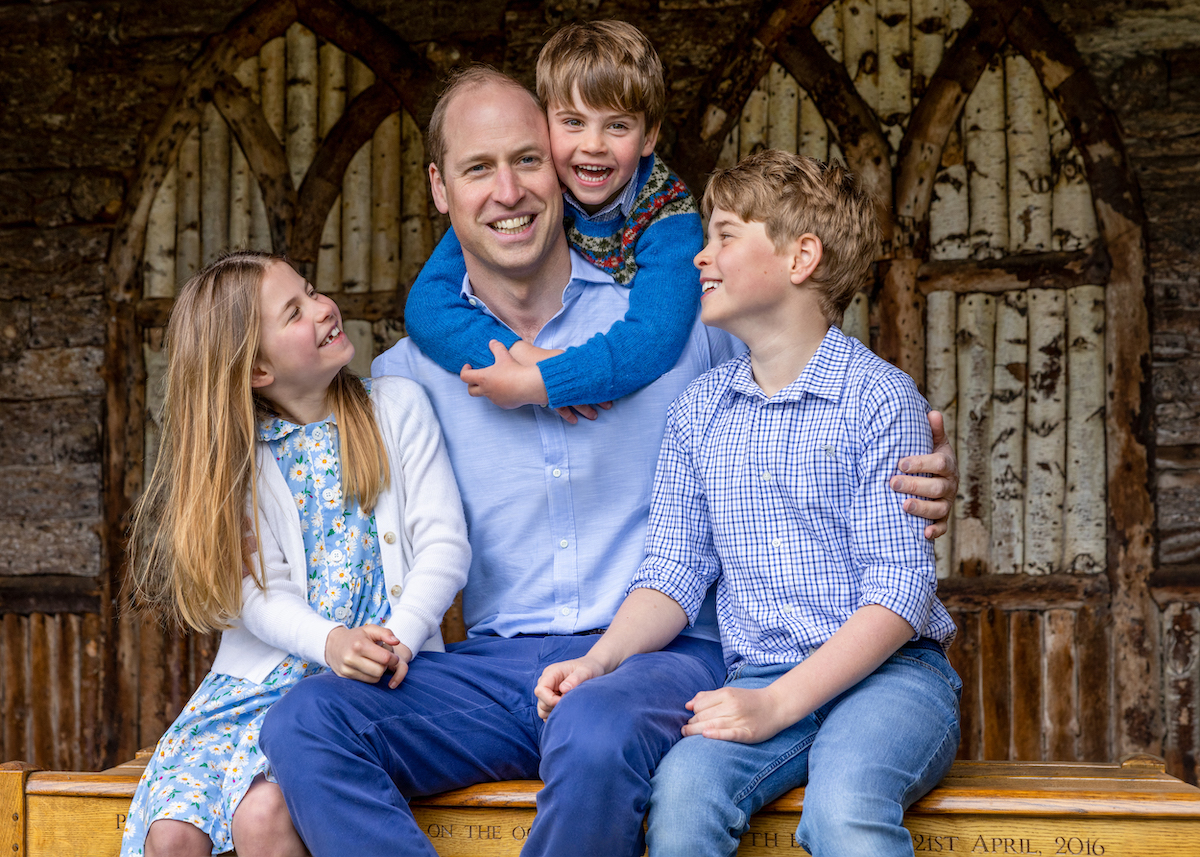 Prinz William posiert zum Vatertag 2023 mit seinen Kindern Charlotte, Louis und George