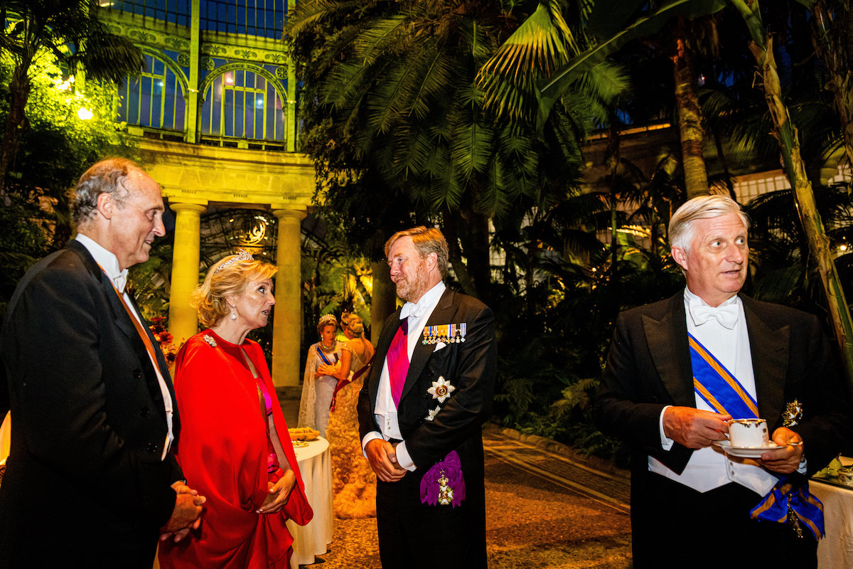 König Willem-Alexander hält Smalltalk mir Prinzessin Ingrid.