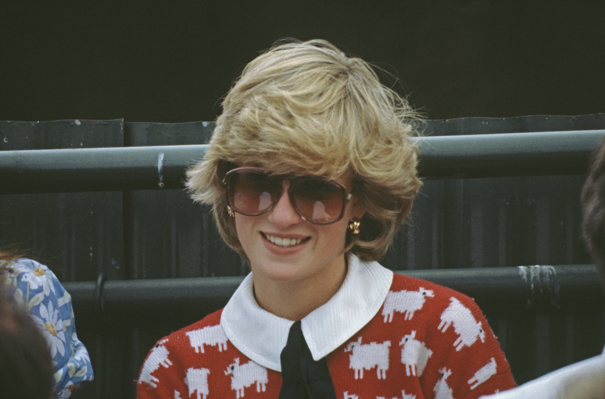Prinzessin Diana mit Pullover Schwarzes Schaf