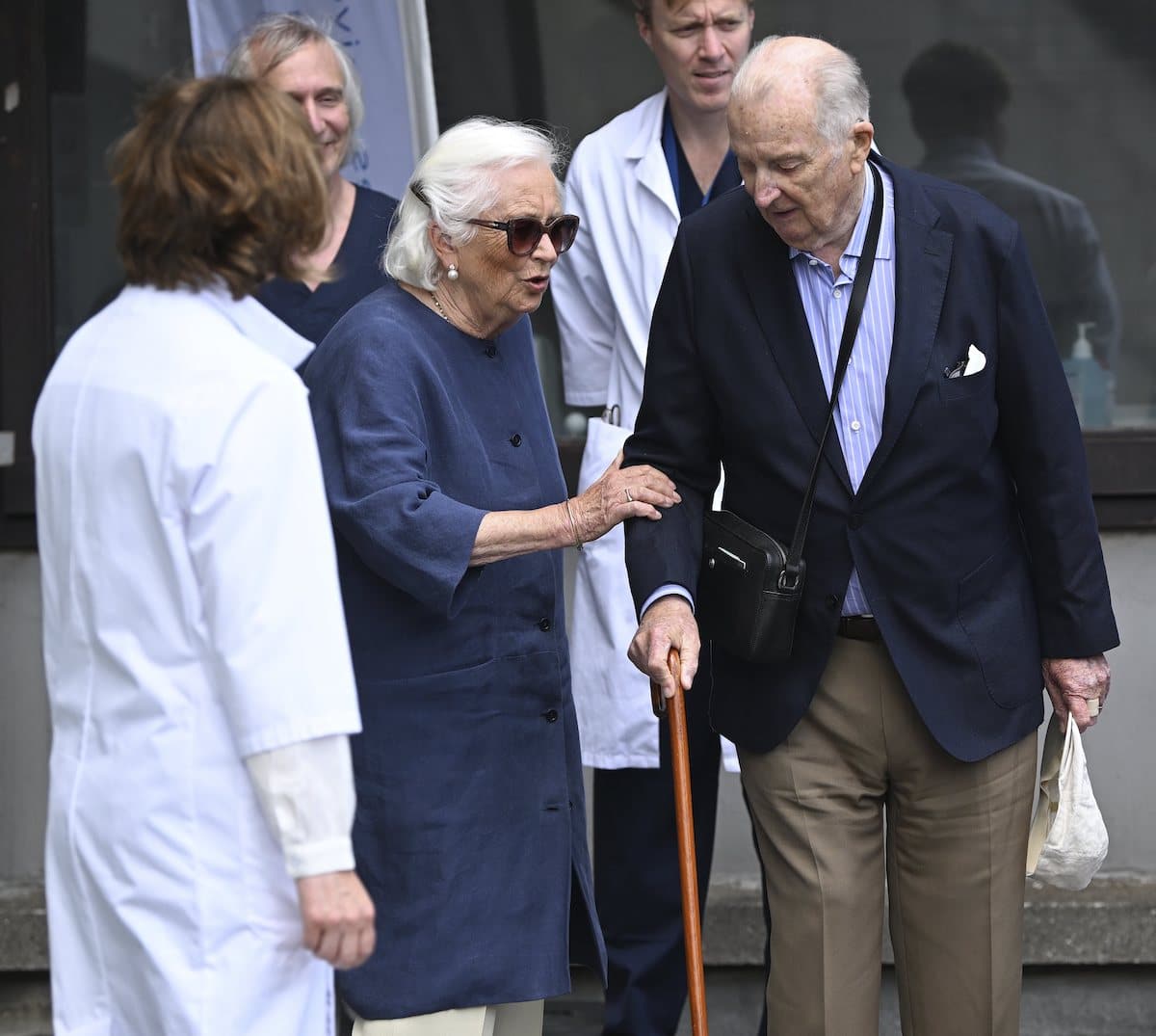 König Albert von Belgien und seine Ehefrau Paola verlassen das Krankenhaus