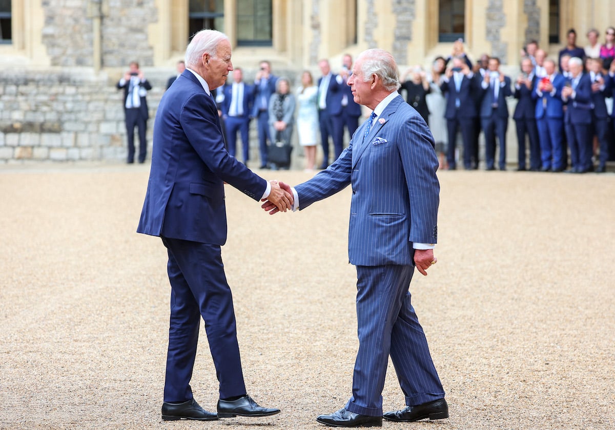 König Charles begrüßt Joe Biden