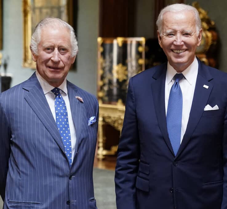 König Charles begrüßt Präsident Joe Biden auf Schloss Windsor