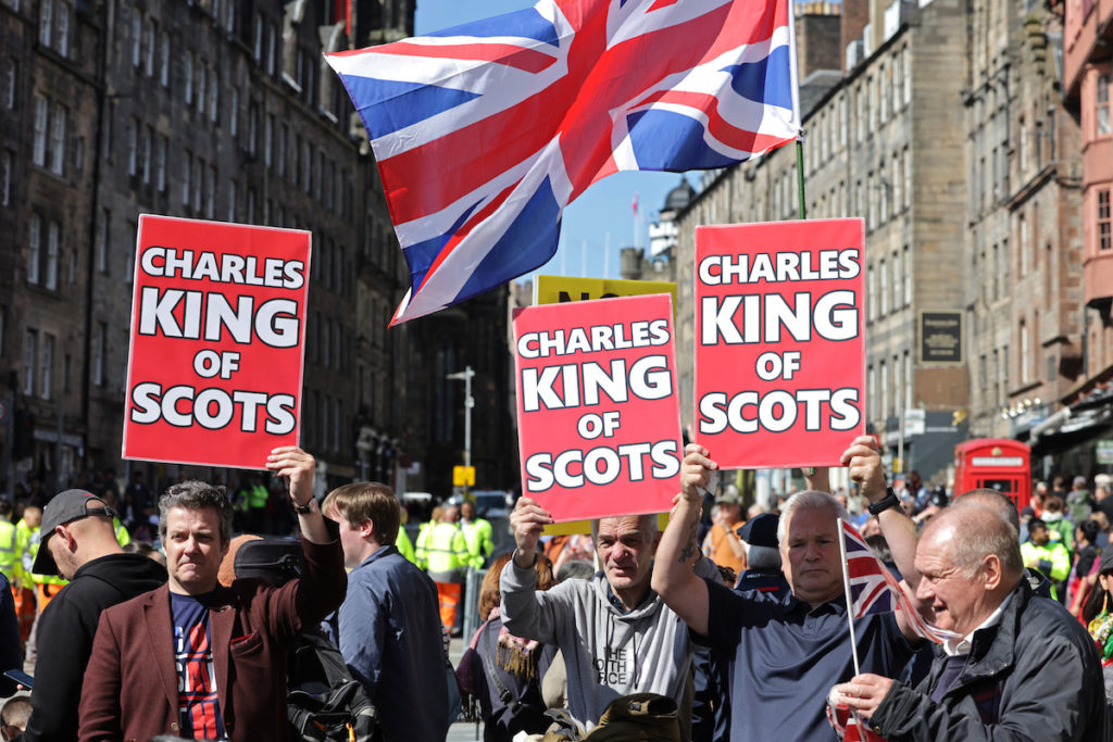 Demonstranten bei der schottischen Krönung