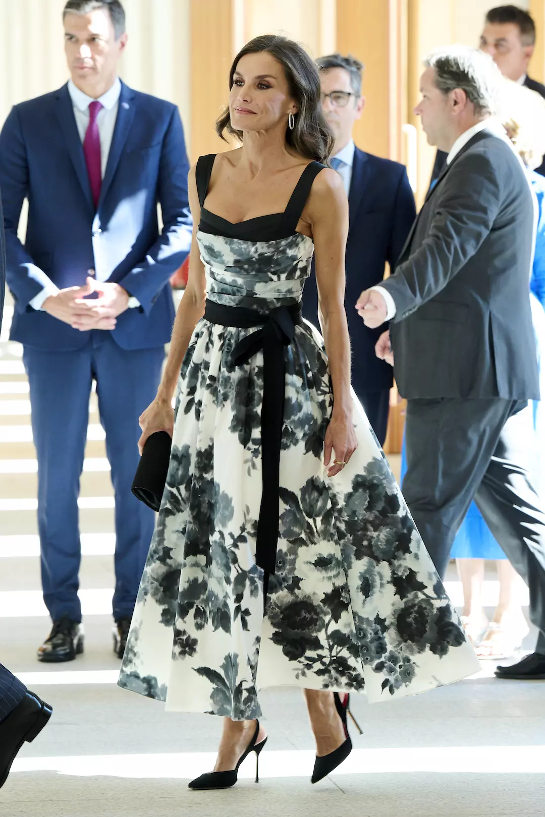Königin Letizia im Juli 2023 in einem Kleid von Carolina Herrera