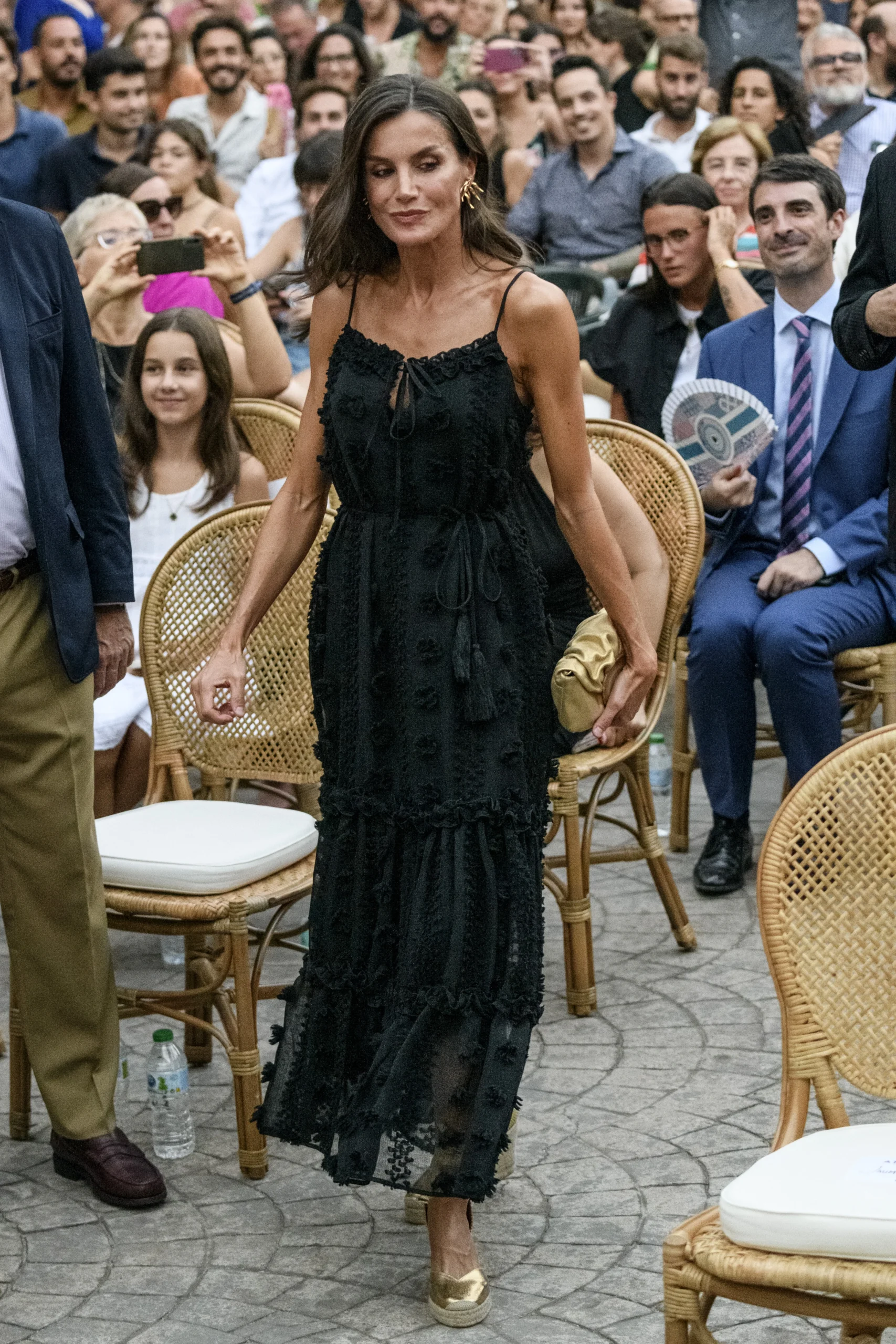 30. Juli 2023: Königin Letizia besucht das Atlantida Mallorca Film Fest 2023. Für den Anlass wählte die Spanierin erneut ihr schwarzes Kleid des Labels Uterqüe. ©  Juan Naharro Gimenez/Getty Images