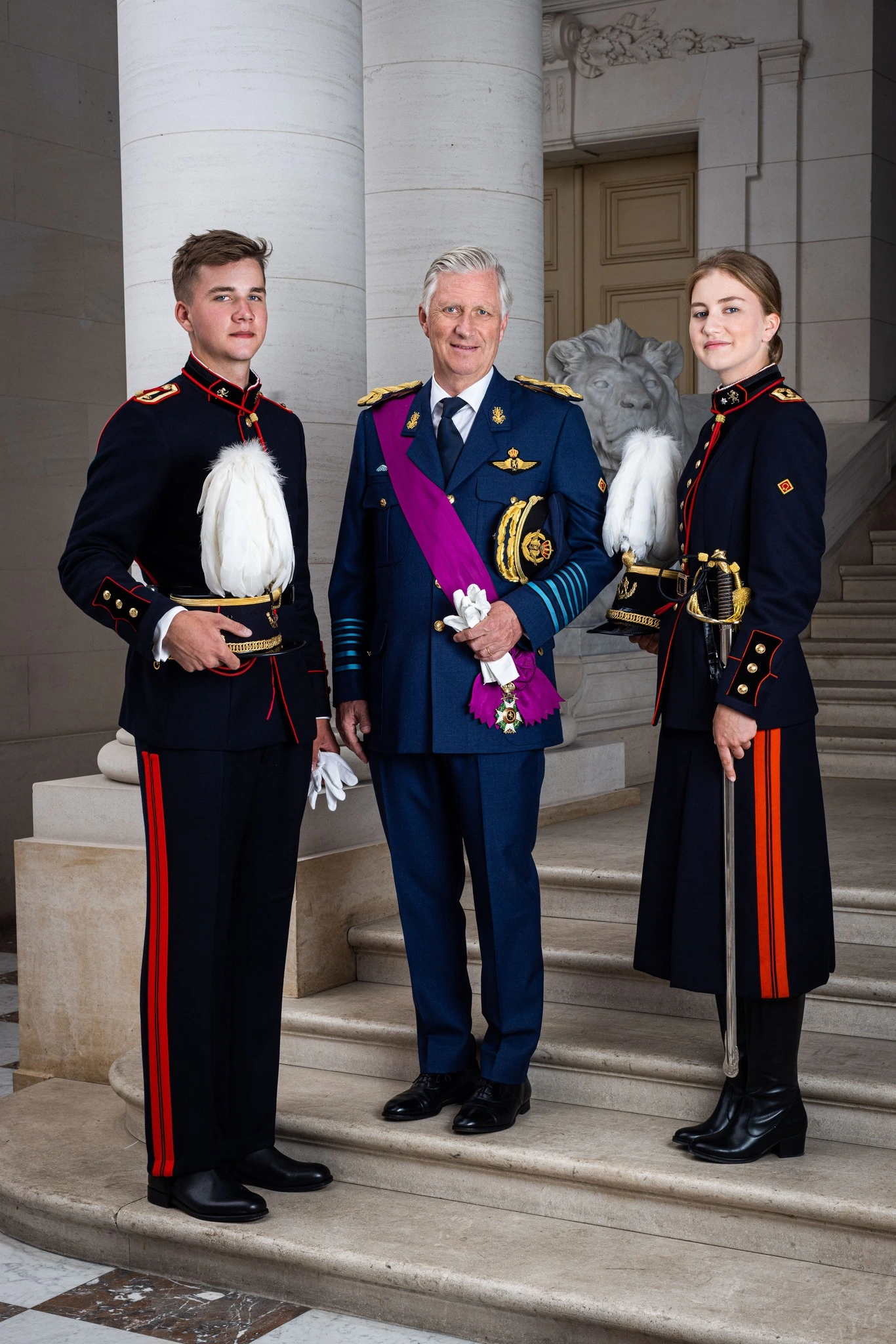 König Philippe mit Prinz Gabriel und Prinzessin Elisabeth in Uniform