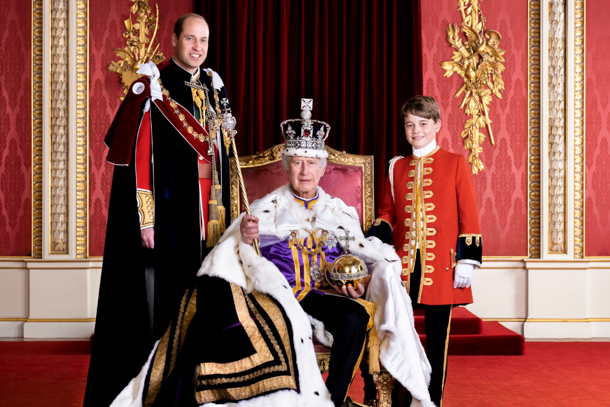 König Charles, mit seinen Thronfolgern Prinz William und Prinz George