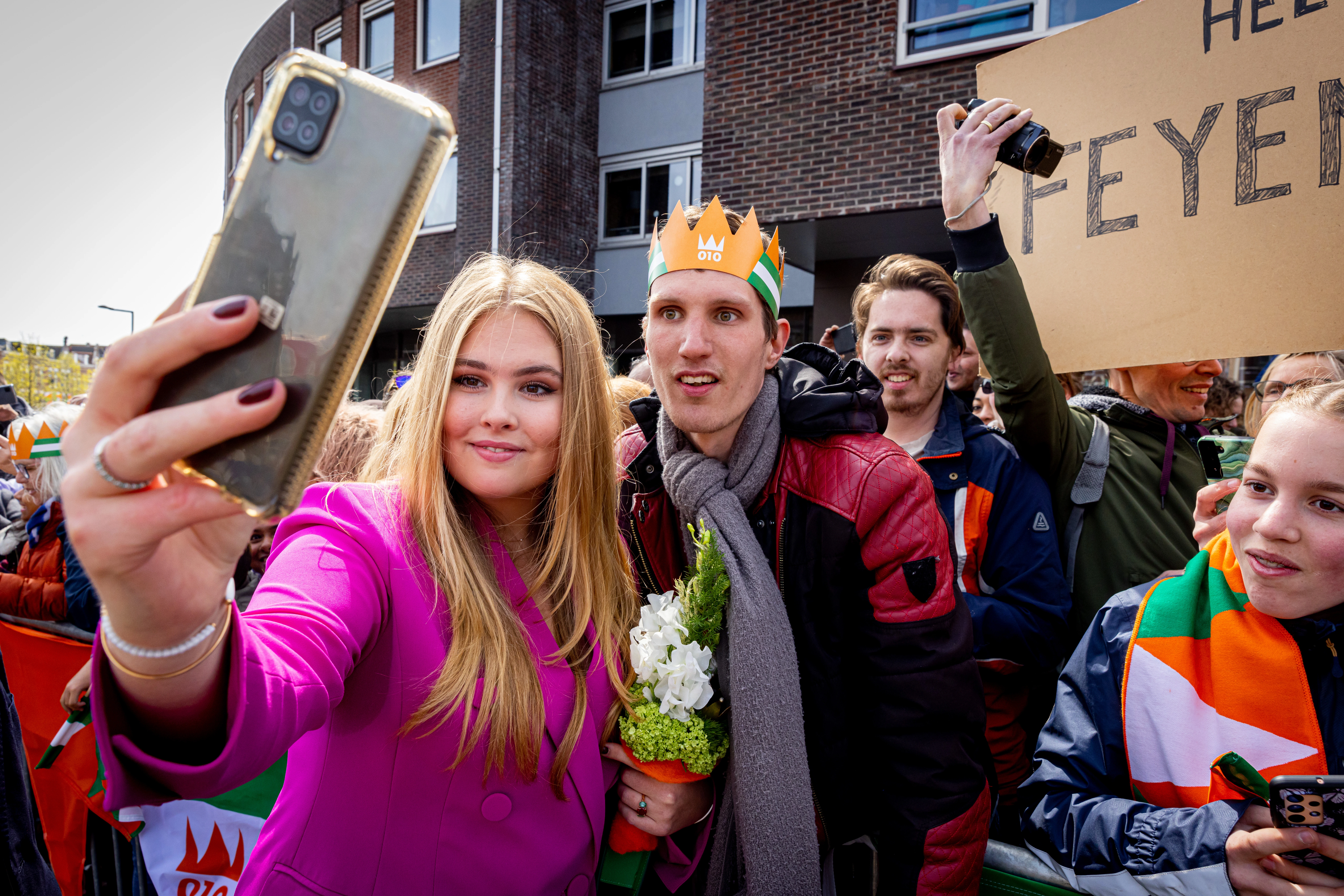 Prinzessin Amalia macht Selfies am Königstag