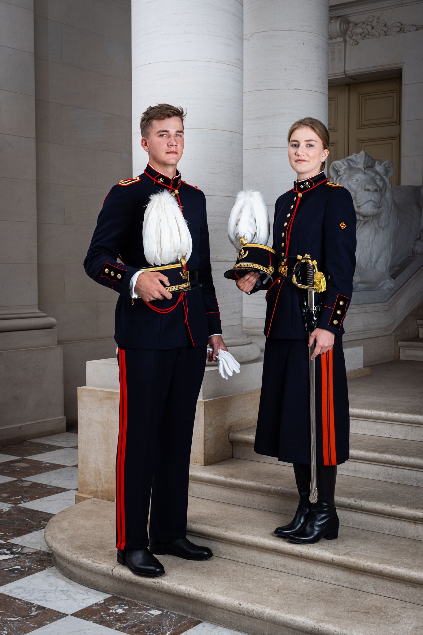 Prinz Gabriel und Prinzessin Elisabeth von Belgien in Uniform.