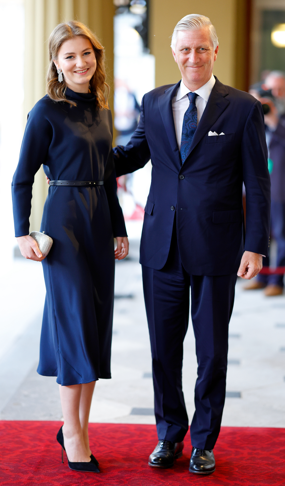 Im Mai 2023 besucht Prinzessin Elisabeth gemeinsam mit König Philippe den Empfang zur Krönung von König Charles. Sie trägt ein schlichtes blaues Kleid. © Max Mumby/Indigo/Getty Images