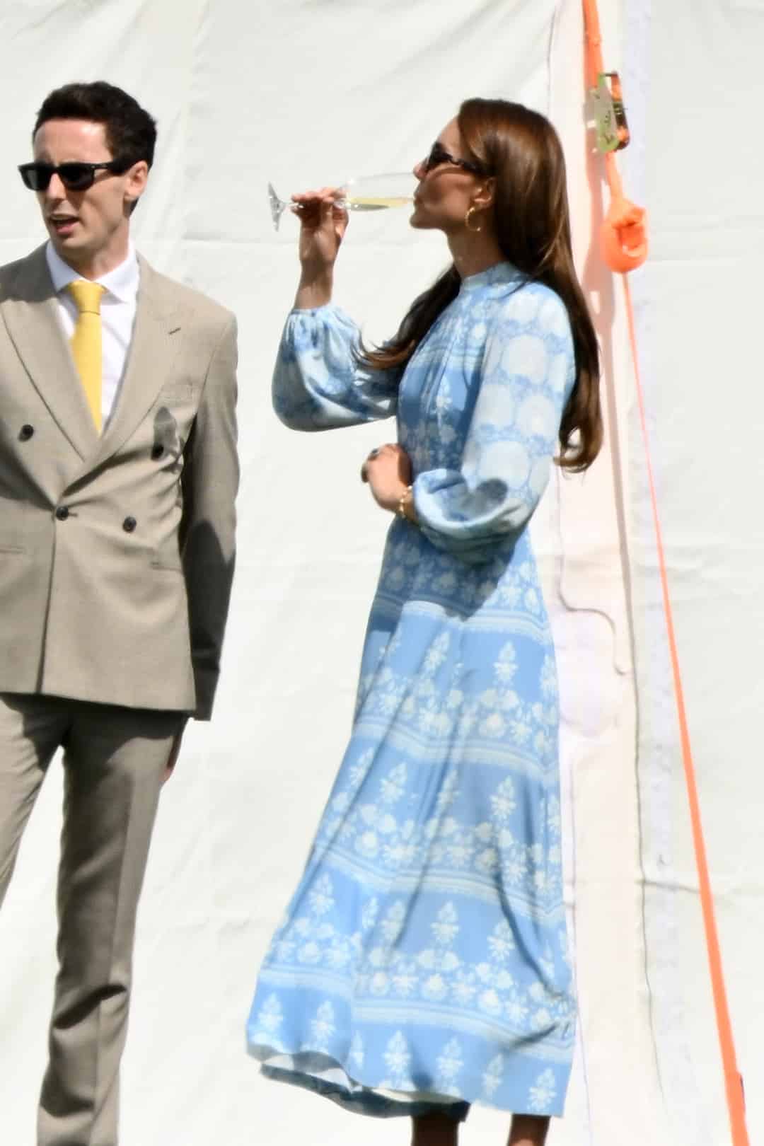 Prinzessin Kate trinkt Sekt beim Polo