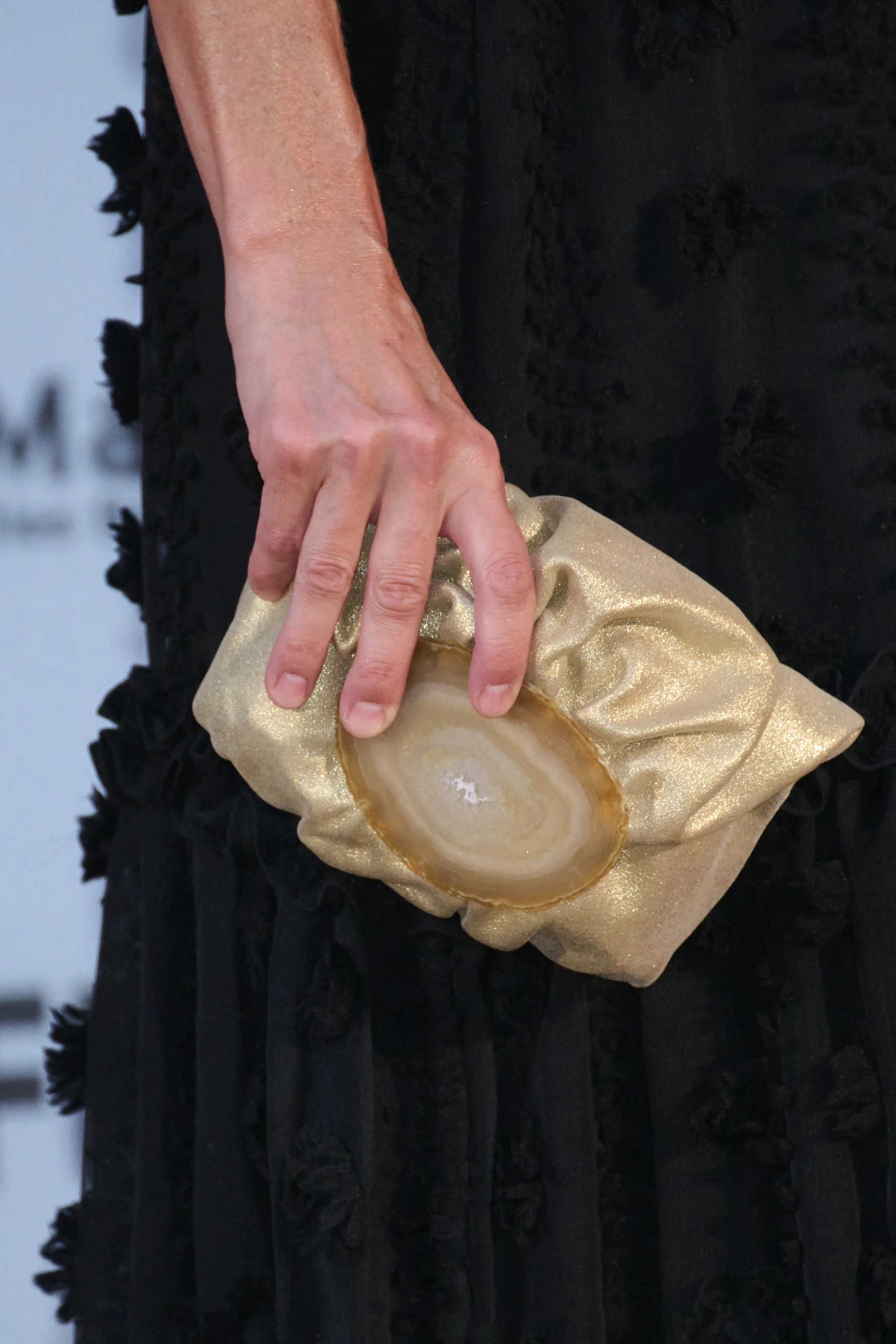 Die goldene Tasche von Königin Letizia stammt von der Marke Malababa und besteht aus Nappaleder und einem Achat. © Carlos Alvarez/WireImage