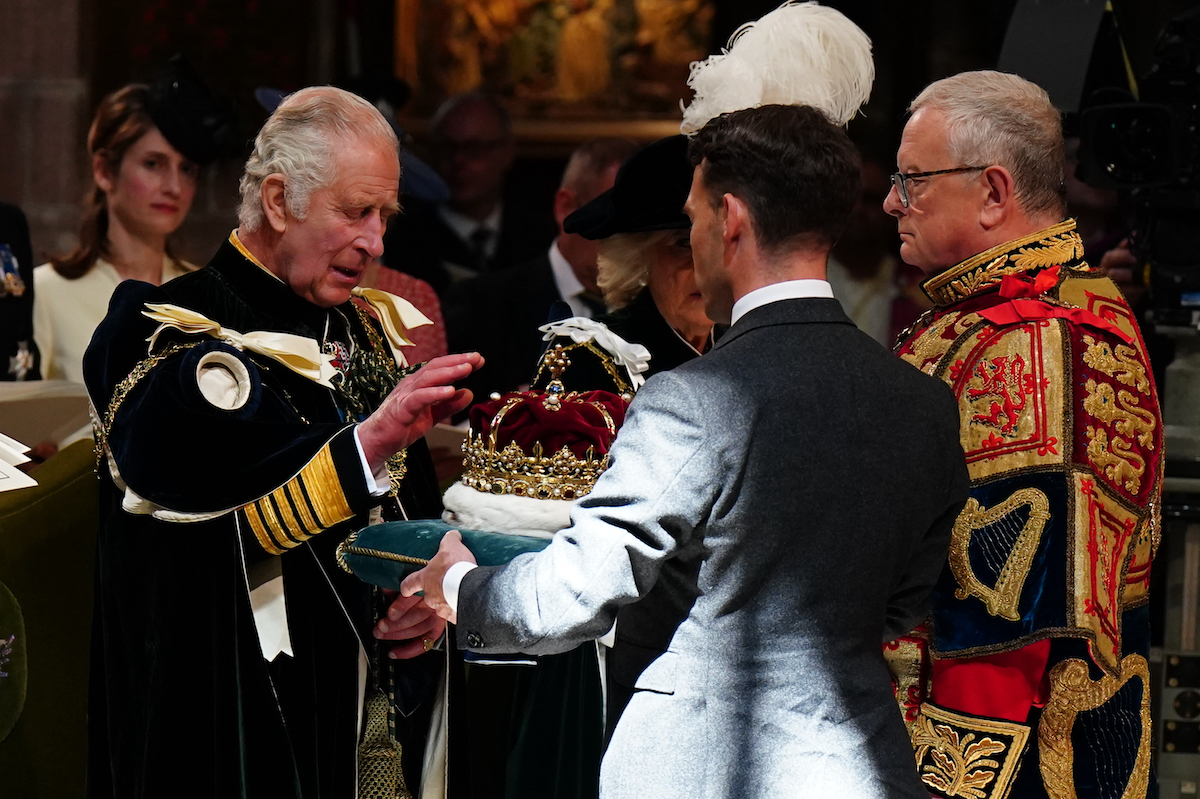 König Charles werden symbolisch die schottischen Kronjuwelen überreicht. © Jane Barlow - Pool/Getty Images