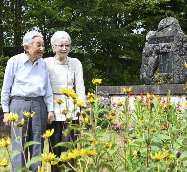 23. August 2023: Das frühere Kaiserpaar Akihito und Michiko besuchen das Imperial Tour Monument im Bezirk Ohinata. © picture alliance / ASSOCIATED PRESS | Pool for Yomiuri