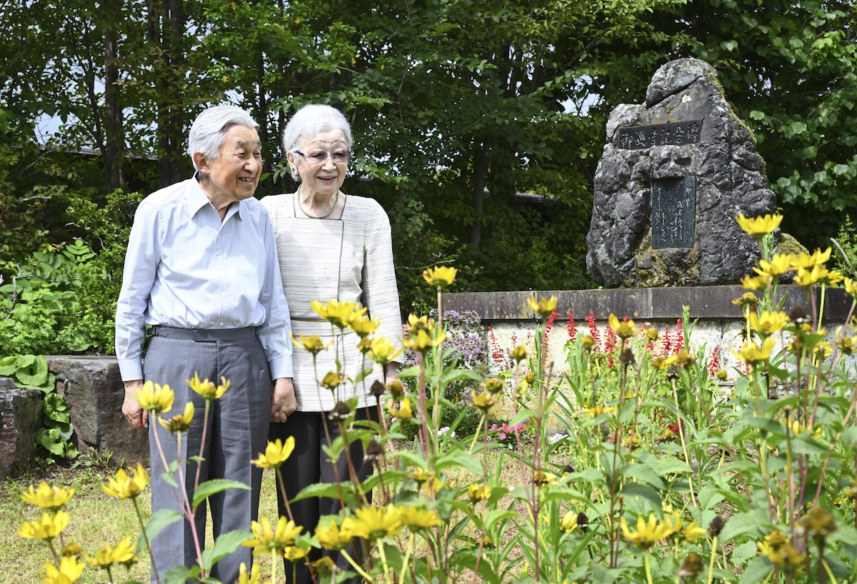 23. August 2023: Das frühere Kaiserpaar Akihito und Michiko besuchen das Imperial Tour Monument im Bezirk Ohinata. © picture alliance / ASSOCIATED PRESS | Pool for Yomiuri