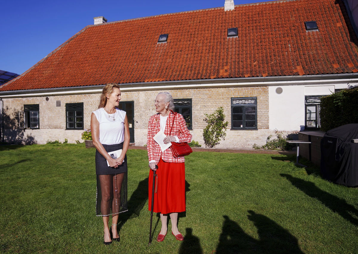 4. September 2023: Königin Margrethe verleiht der Schauspielerin Connie Nielsen den Rungstedlund-Preis vor dem Karen Blixen Museum. Der Preis wird an Dänen verliehen, die helfen, das Werk der Autorin Karen Blixen zu verbreiten. © Picture Alliance / EPA | Liselotte Sabroe