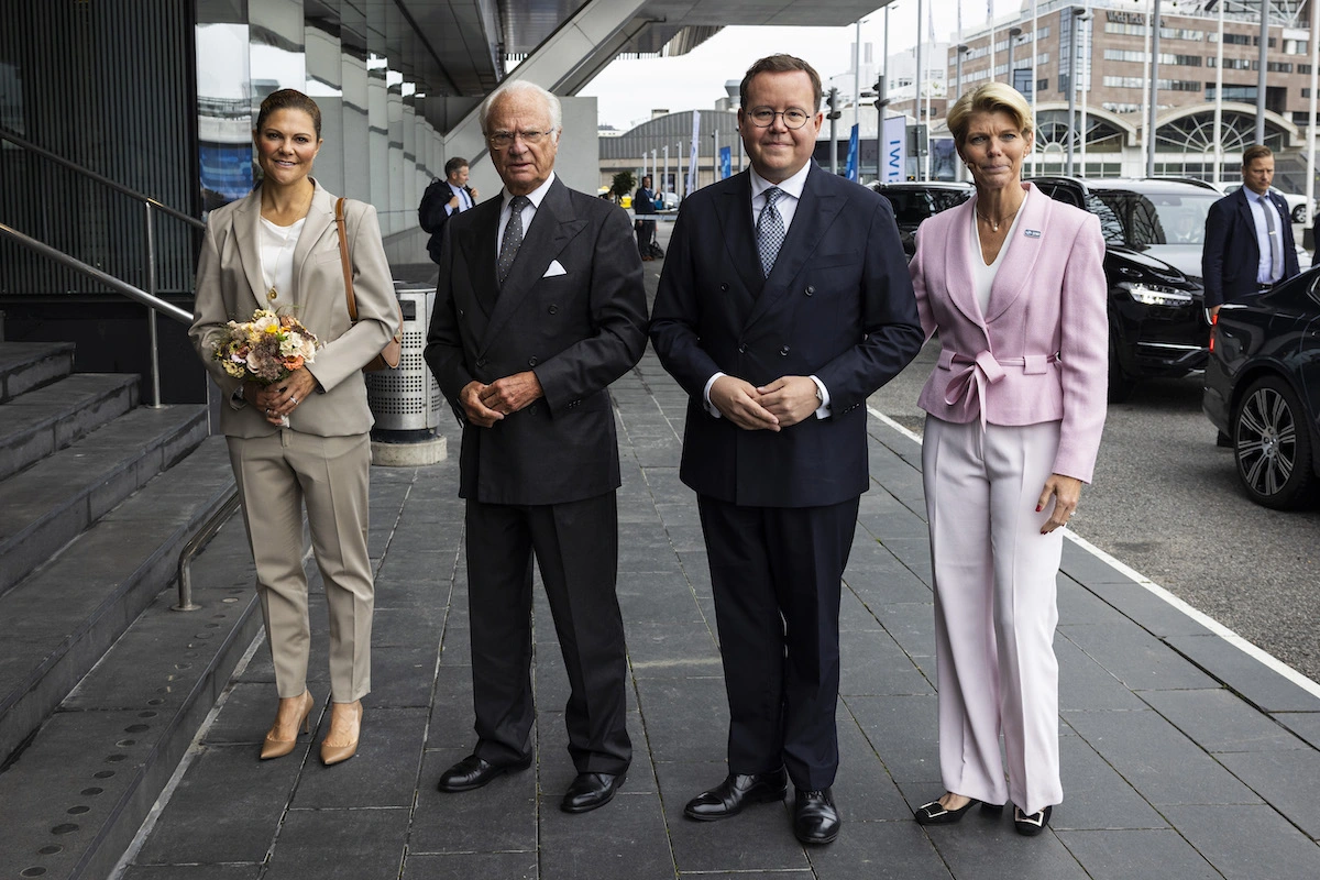 23. August 2023: Kronprinzessin Victoria und König Carl Gustaf besuchen das International Water Institute in Stockholm. Die Royals werden von Olle Burrell und Karin Gardes begrüßt. © Michael Campanella/Getty Images