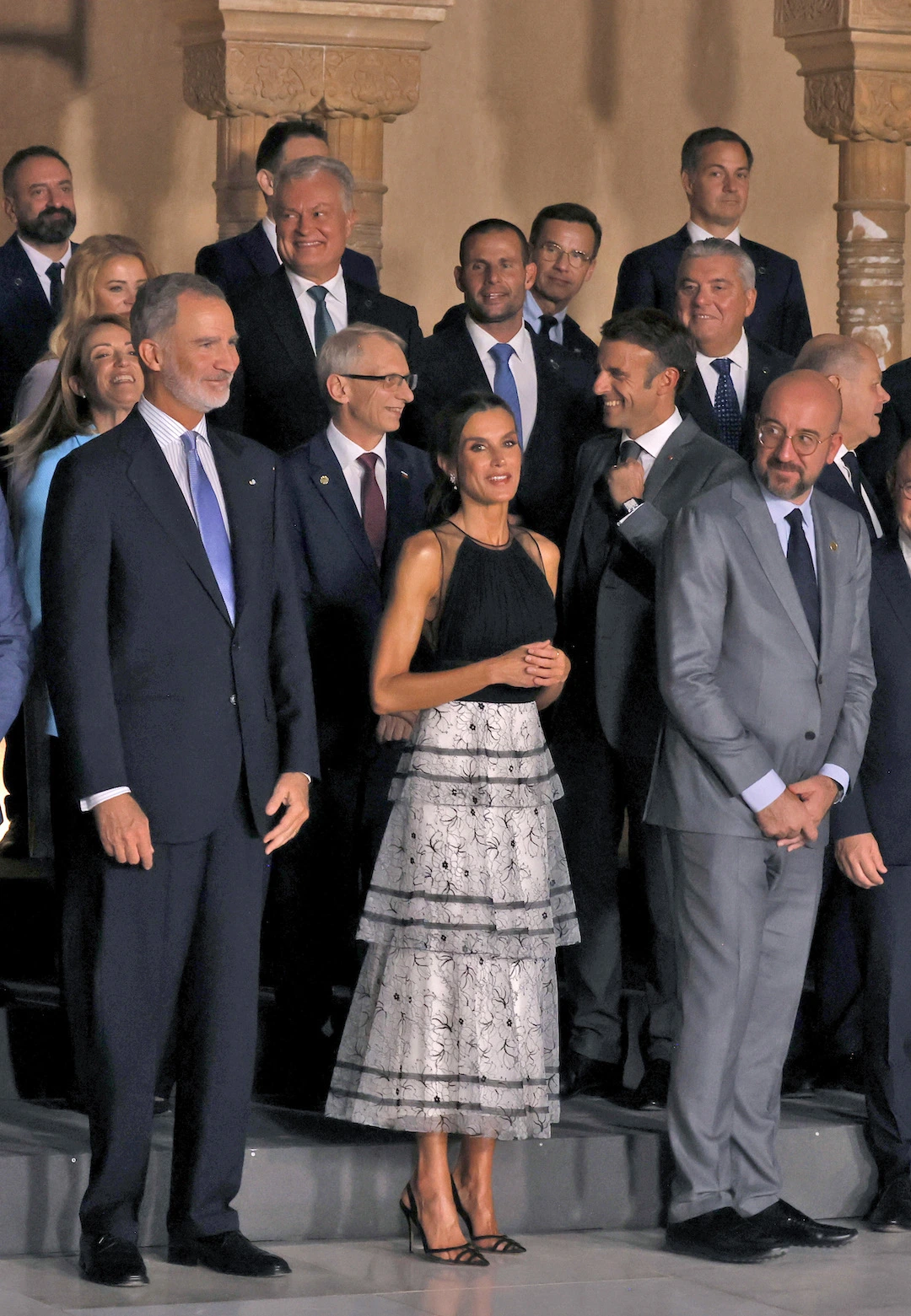 5. Oktober 2023: Das spanische Königspaar nimmt an einem Treffen mit der europäischen politischen Gemeinschaft in Granada teil. Letizia wählte ein Kleid von Carolina Herrera aus dem Jahr 2017. © Marcelo del Pozo/Getty Images
