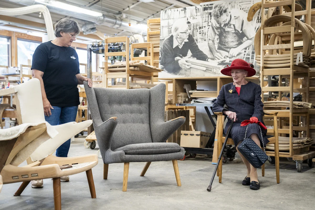Am selben Tag besuchte die dänische Königin auch die Montagewerkstatt PP Moebler in Alleroed.© picture alliance / EPA | Ida Marie Odgaard