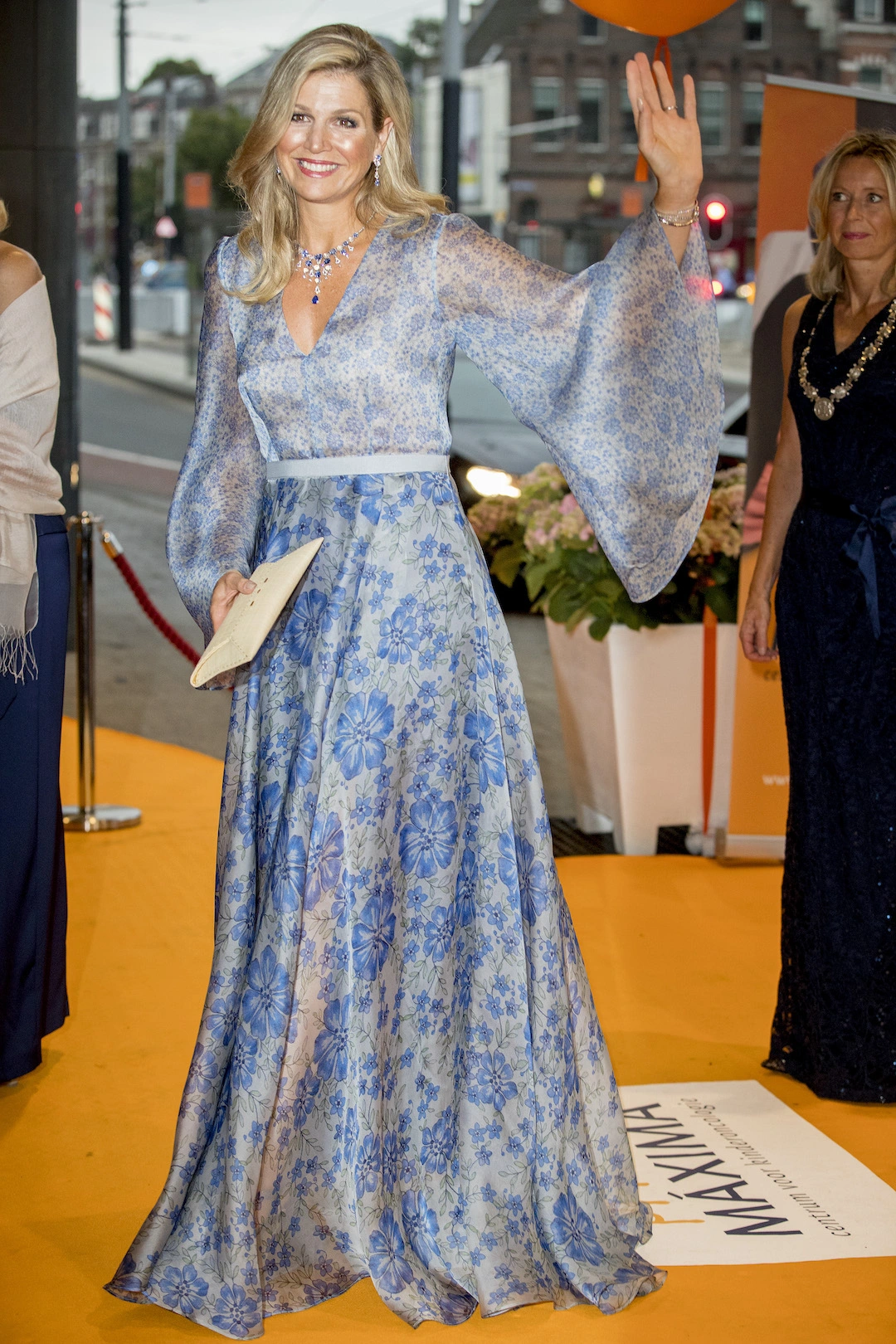 5. September 2017: Königin Maxima besucht eine Charity-Gala in Amsterdam. Sie trägt ein hellblaues Kleid mit floralem Muster von Luisa Beccaria. © Patrick van Katwijk/Getty Images