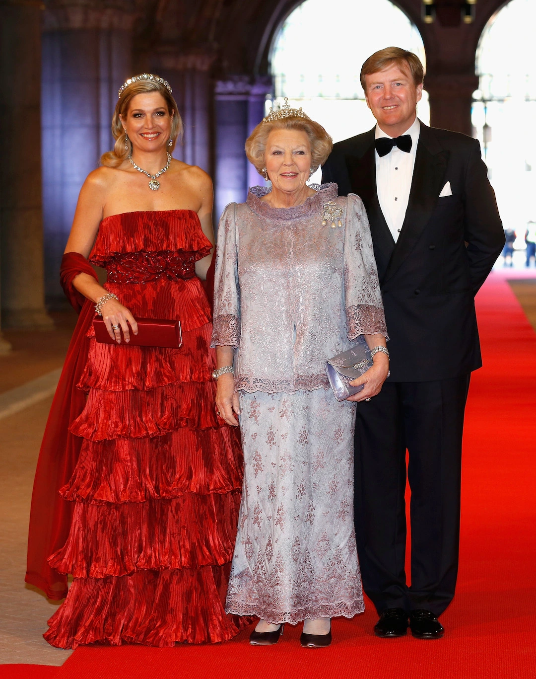 29. April 2013: Maxima und Willem-Alexander besuchen ein Dinner vor der Abdankung von Königin Beatrix. Die neue Königin trägt ein rotes Kleid von Valentino. © Michel Porro/WireImage