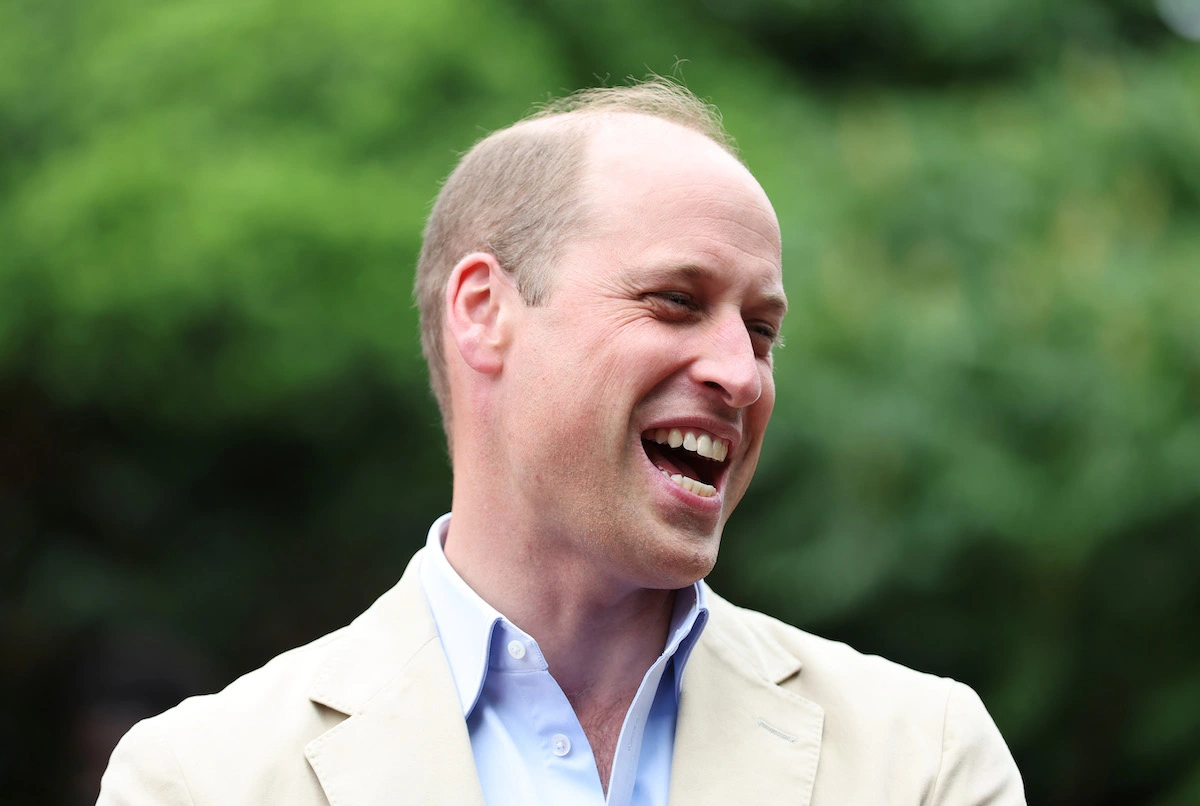 Prinz William scherzt über Haarausfall. 