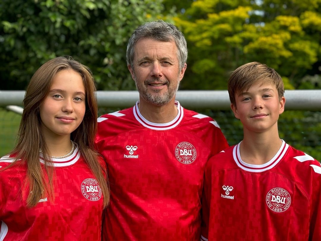 16. Juni 2024: König Frederik und die Zwillinge Josephine und Vincent drücken dem dänischen Team bei der Fußball-EM die Daumen. © H.M. Dronningen.