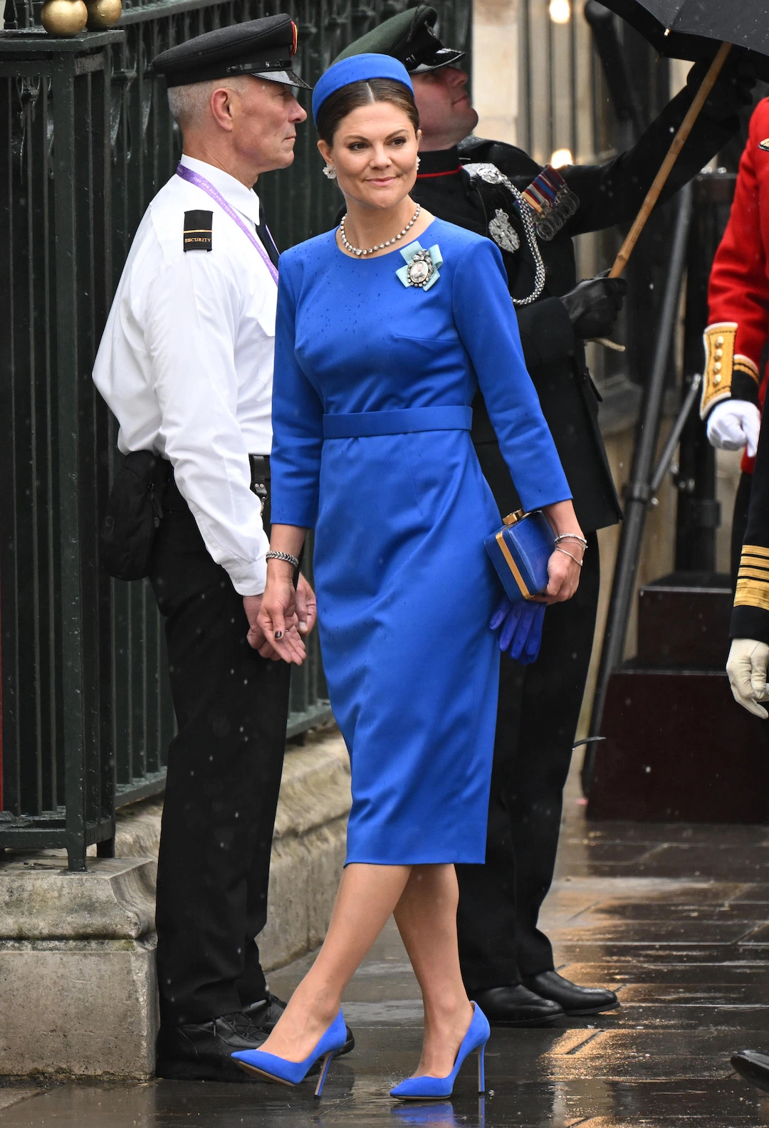 6. Mai 2023: Kronprinzessin Victoria besucht die Krönung von König Charles in London. Die Schwedin setzt auf ein royalblaues Kleid von Pär Engsheden mit Pillbox-Hut von Tim Mårtenson. © Anwar Hussein/WireImage