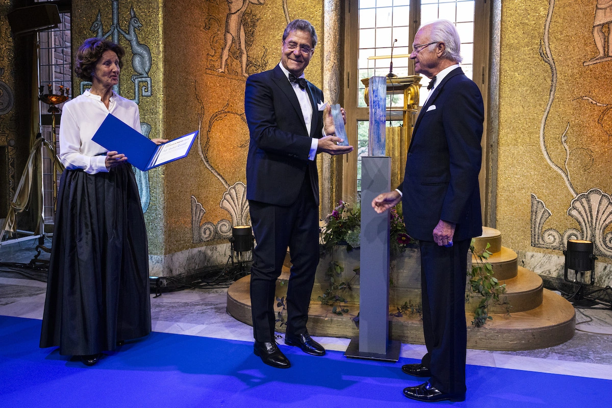 König Carl Gustaf übergibt den Wasserpreis an Dr. Andrea Rinaldo. 
