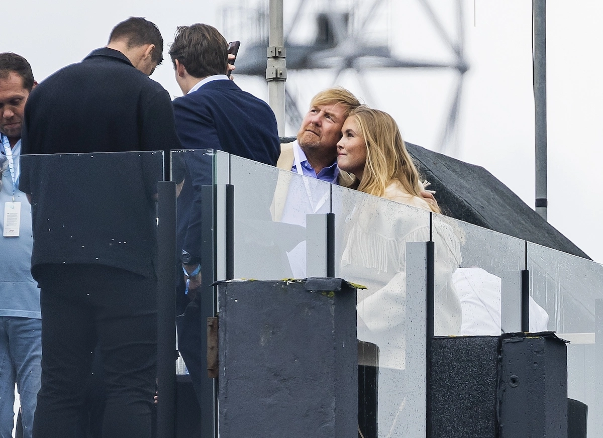 Prinzessin Amalia und König Willem-Alexander machen Selfie