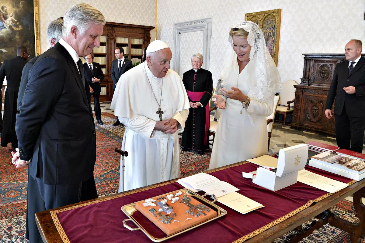 Das belgische Königshaus tauscht Geschenke mit dem Papst aus.