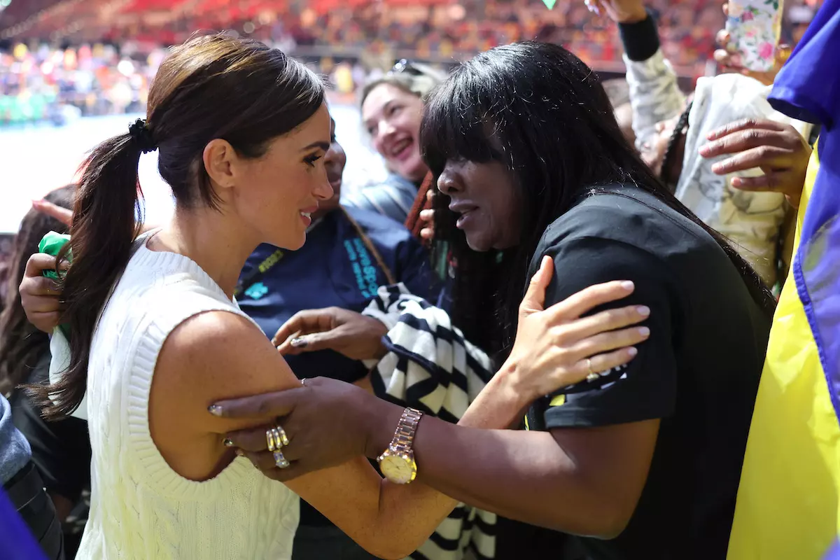Meghan trifft einen Fan des nigerianischen Teams und umarmt sie herzlich. Die Herzogin hat selbst Vorfahren aus Nigeria. © Chris Jackson/Getty Images for the Invictus Games Foundation