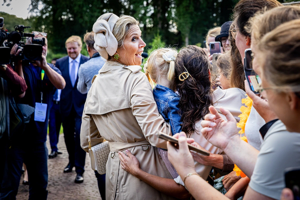 31. August 2023: Hoppla! Beim gemeinsamen Foto greift ein Fan der Königin versehentlich an den Po. © Patrick van Katwijk/WireImage