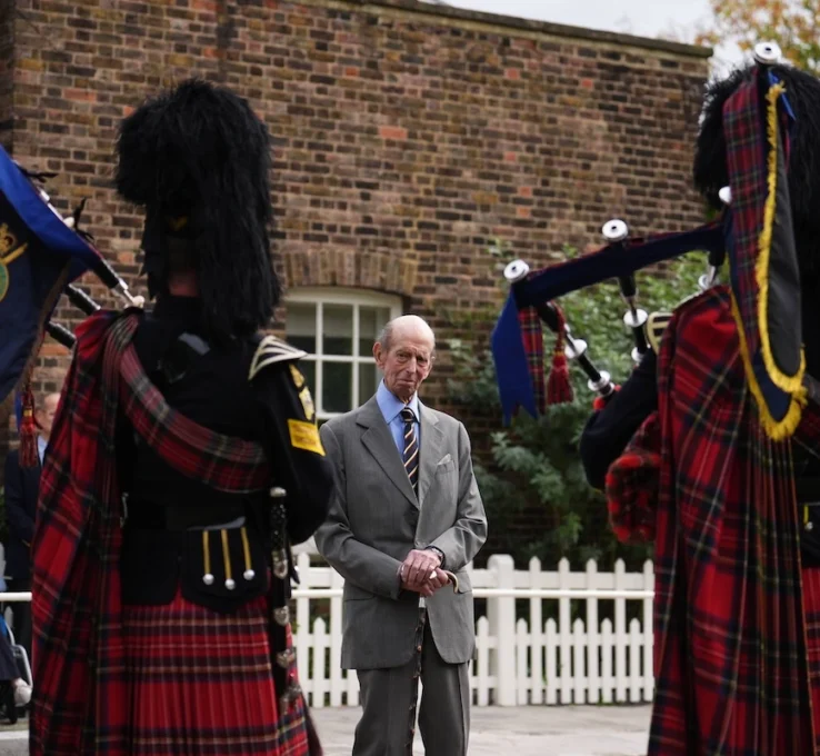 9. Oktober 2024: Zu seinem 89. Geburtstag bekam der Herzog von Kent ein Ständchen von drei Dudelsackspielern der Scots Dragoon Guards. © IMAGO / Avalon.red