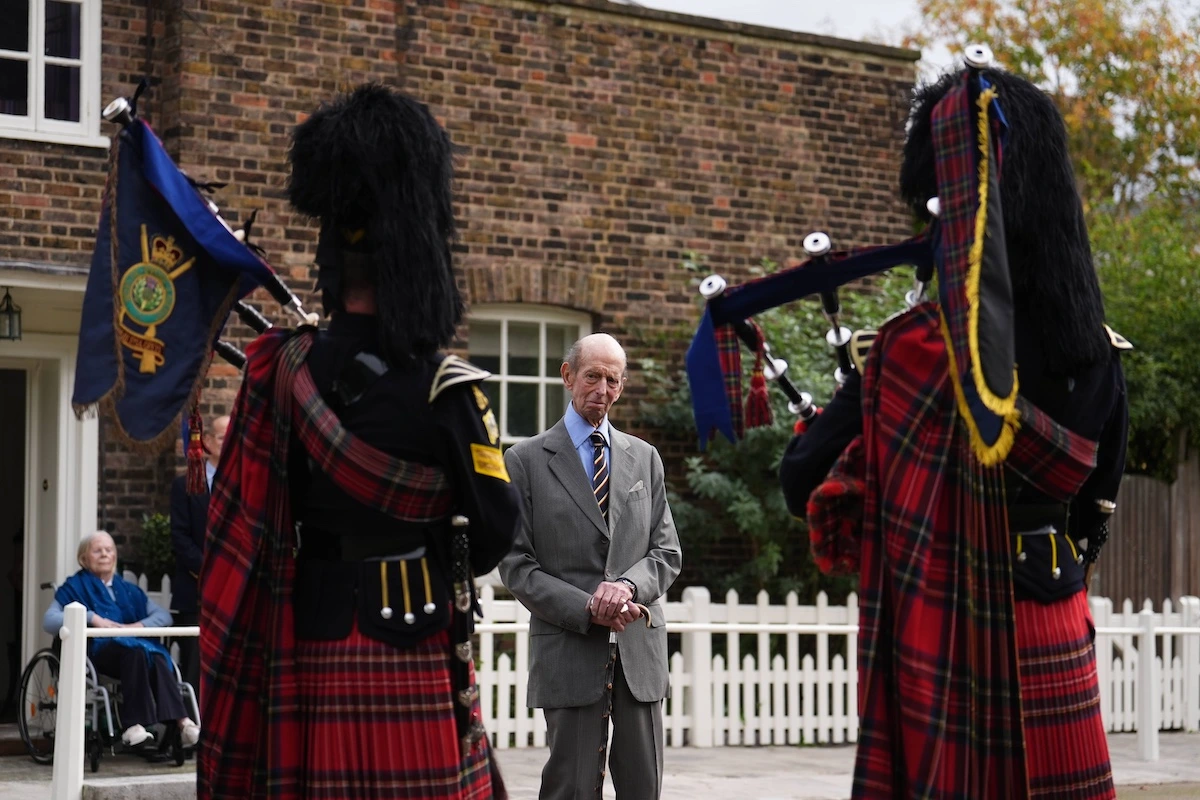 9. Oktober 2024: Zu seinem 89. Geburtstag bekam der Herzog von Kent ein Ständchen von drei Dudelsackspielern der Scots Dragoon Guards. © IMAGO / Avalon.red