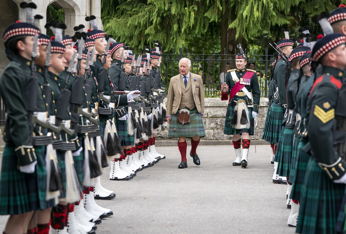21. August 2023: König Charles wird offiziell auf Balmoral begrüßt und inspiziert die Balaklava Company, das 5. Bataillon, das Royal Regiment of Scotland. © Jane Barlow – Pool/Getty Images