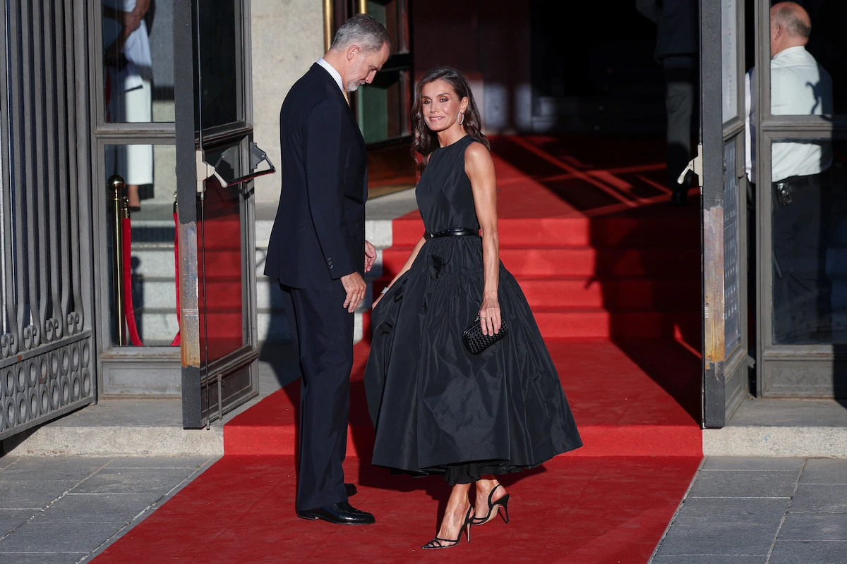 Die spanische Königin trägt ein schwarzes Kleid