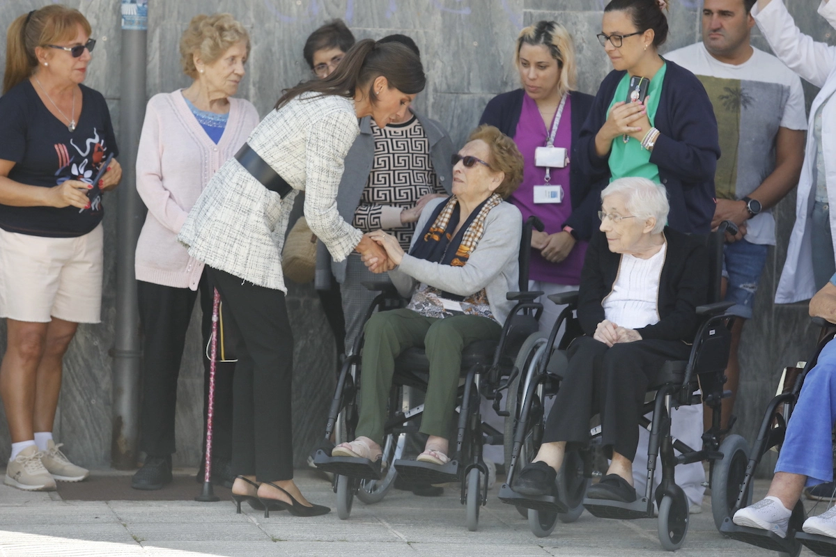 Königin Letizia begrüßt eine alte Dame