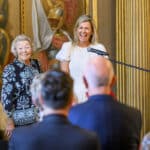 Königin Maxima und Prinzessin Beatrix empfangen Handwerker, die die beim Sticken der neuen Vorhänge für den Chinesischen Saal im Palast Huis ten Bosch geholfen haben