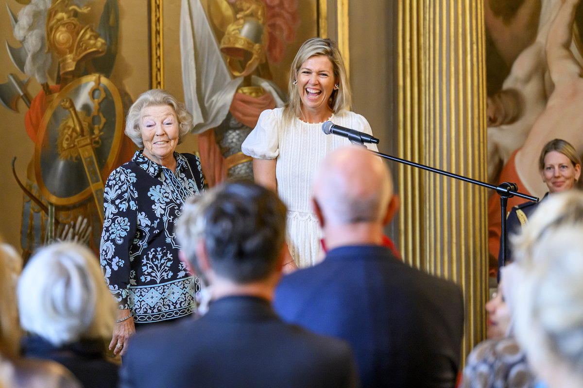 Königin Maxima und Prinzessin Beatrix empfangen Handwerker, die die beim Sticken der neuen Vorhänge für den Chinesischen Saal im Palast Huis ten Bosch geholfen haben