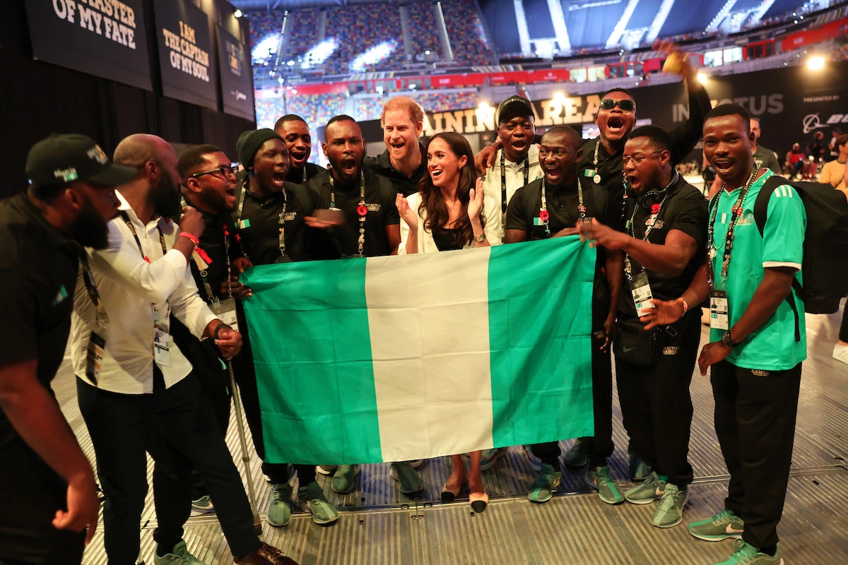 Harry und Meghan feiern mit dem Team aus Nigeria. Insgesamt sind 21 Nationen bei den Invictus Games vertreten. © Chris Jackson/Getty Images for the Invictus Games Foundation