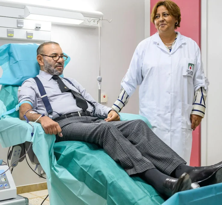 König Mohammed spendet Blut für Erdbebenopfer